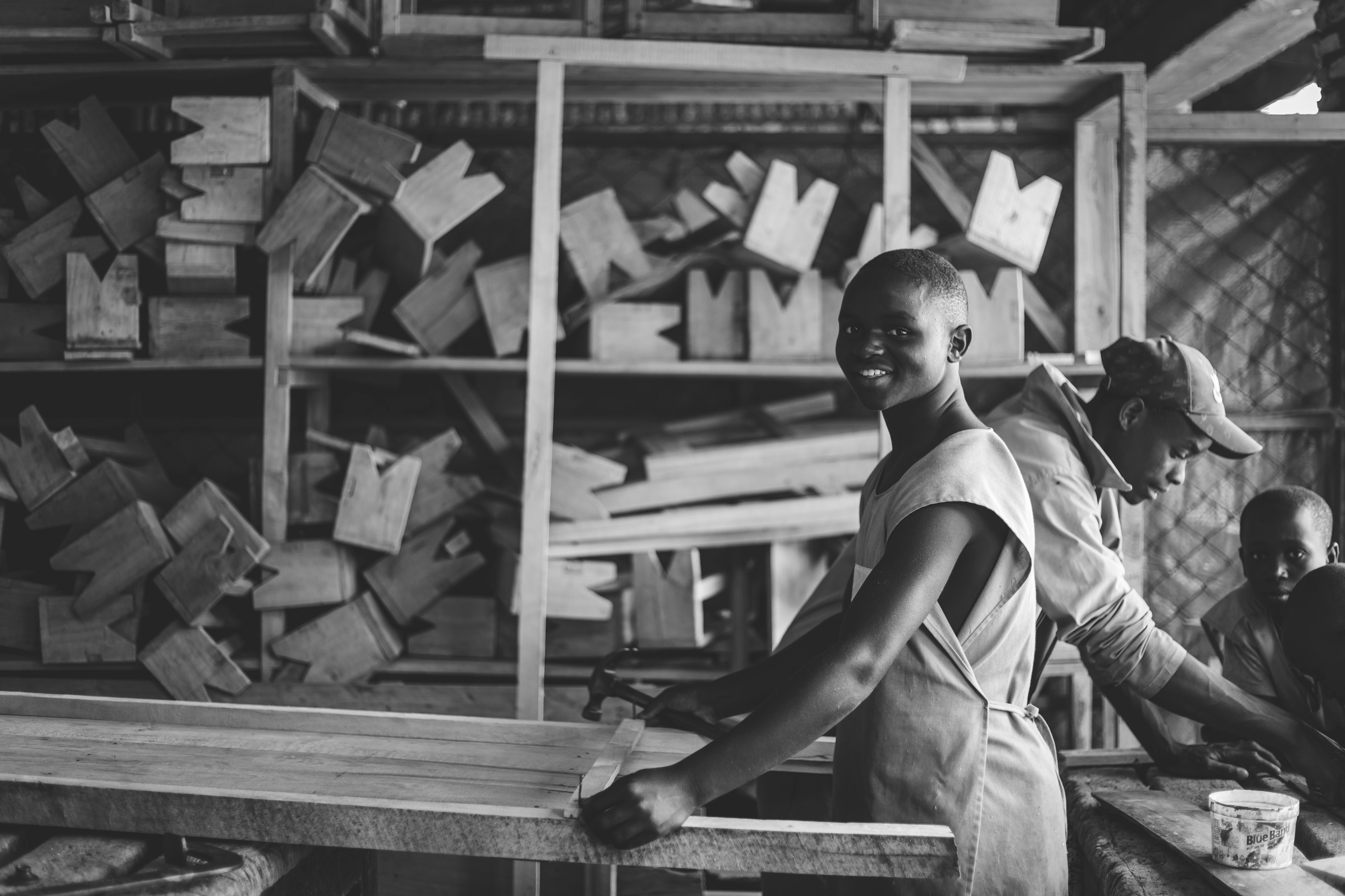 Jeunes noirs en atelier illustrant les étudiants et les jeunes en formation
